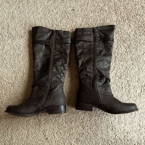 Brand new Women's boots. Excellent condition. Brown